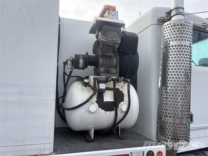 Kenworth T800 6x4 Fuel and Lube Truck Tankwagen