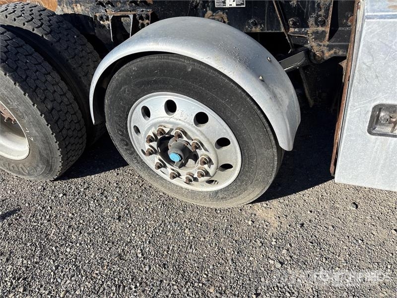 Kenworth T800 8x4 Cab and Chassis Kabine i unutrašnjost