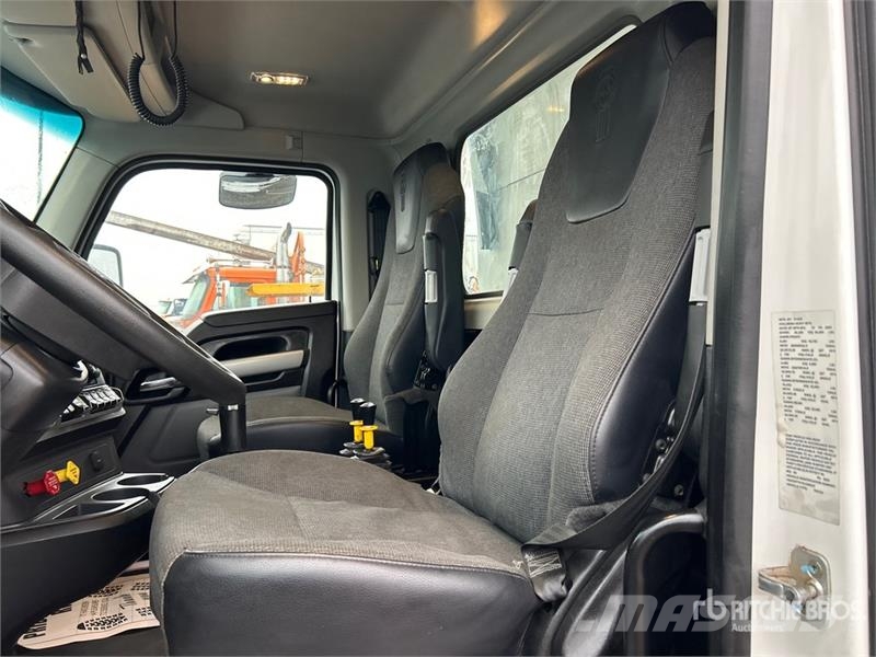 Kenworth T880 10x4 Quad/A Dump Truck Sklápěče