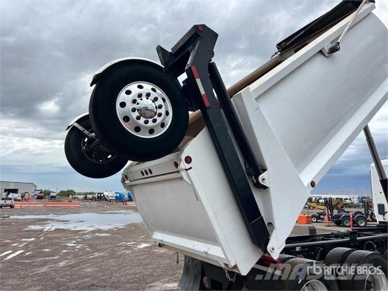 Kenworth T880 14x4 Super 18 Five Axle Dump Truck Pašizgāzējs