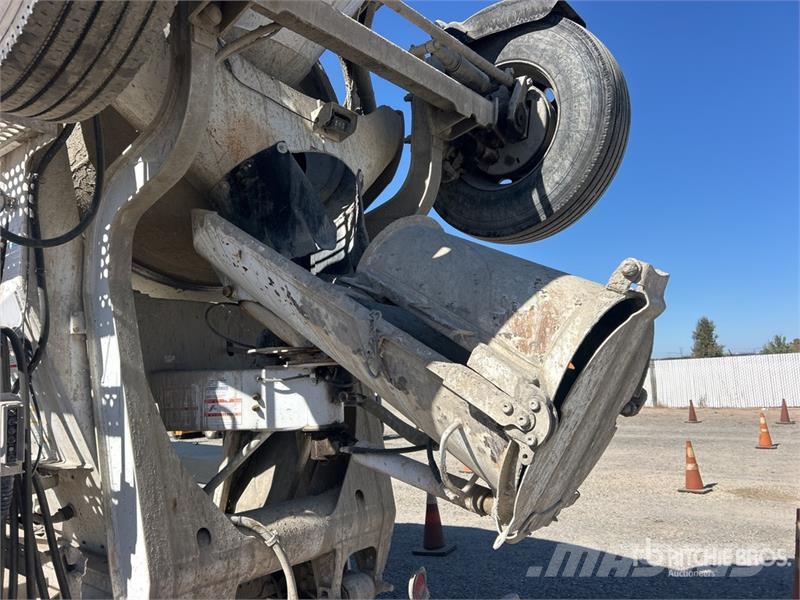 Kenworth W900 8x4 Mixer Truck Betonvedēji