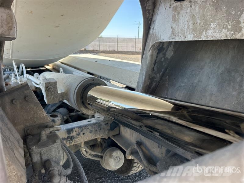 Kenworth W900 8x4 Mixer Truck Betonvedēji