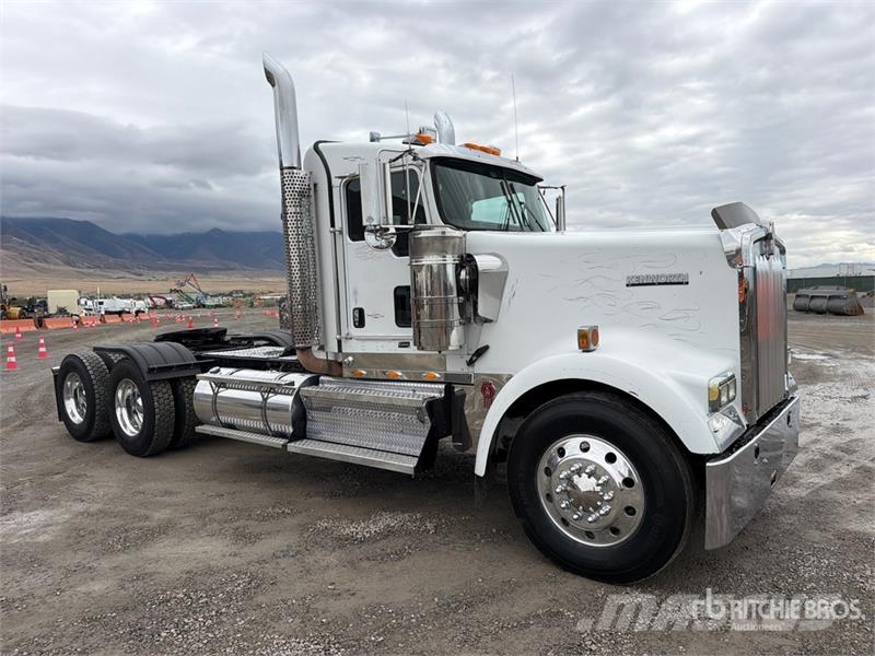Kenworth W900L 6x4 T/A Day Cab Truck Tractor Vlačilci