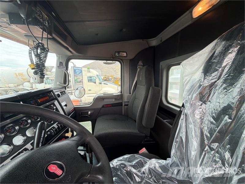 Kenworth W900L 6x4 T/A Day Cab Truck Tractor Vlačilci
