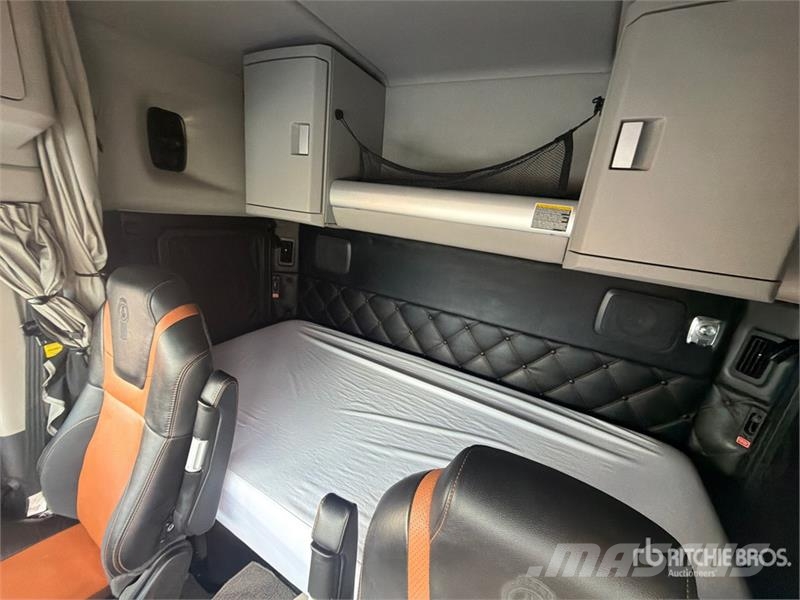 Kenworth W990 8x4 Tri/A Sleeper Truck Tractor Trekkers