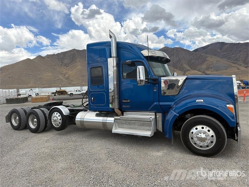Kenworth W990 8x4 Tri/A Sleeper Truck Tractor Trekkers