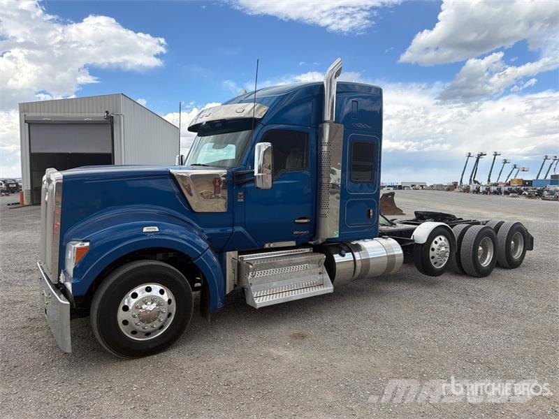 Kenworth W990 8x4 Tri/A Sleeper Truck Tractor Trekkers