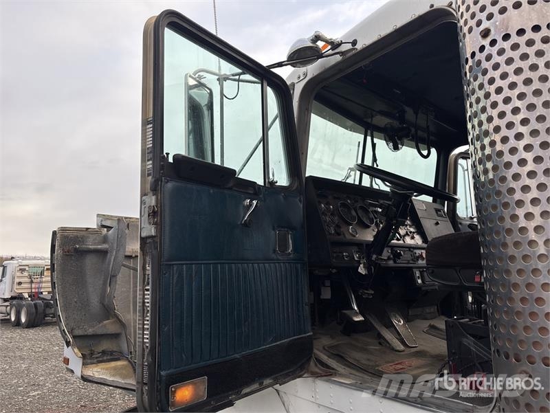 Kenworth WL900 8x4 Tri/A Sleeper Truck Tractor Vilcēji