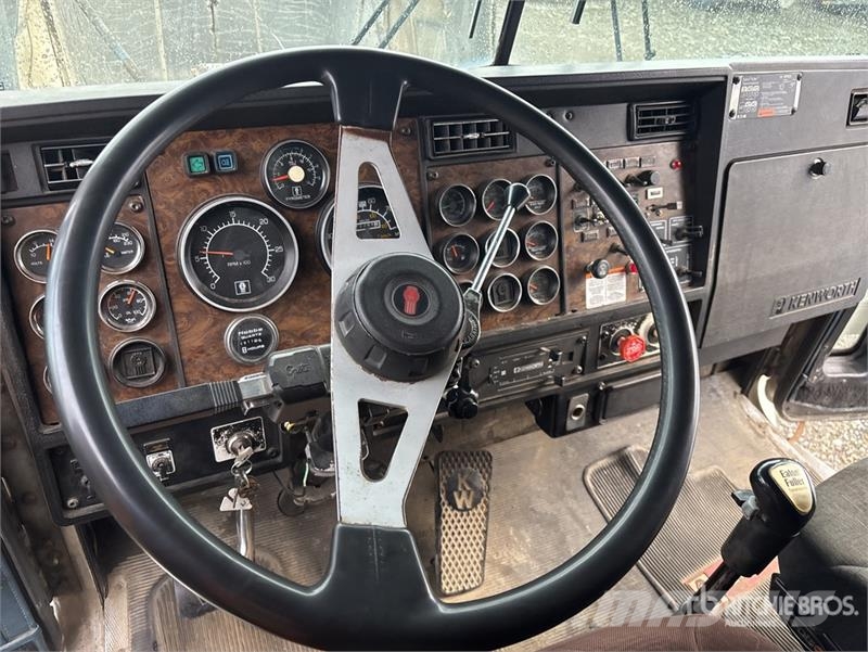 Kenworth WL900 8x4 Tri/A Sleeper Truck Tractor Vilcēji