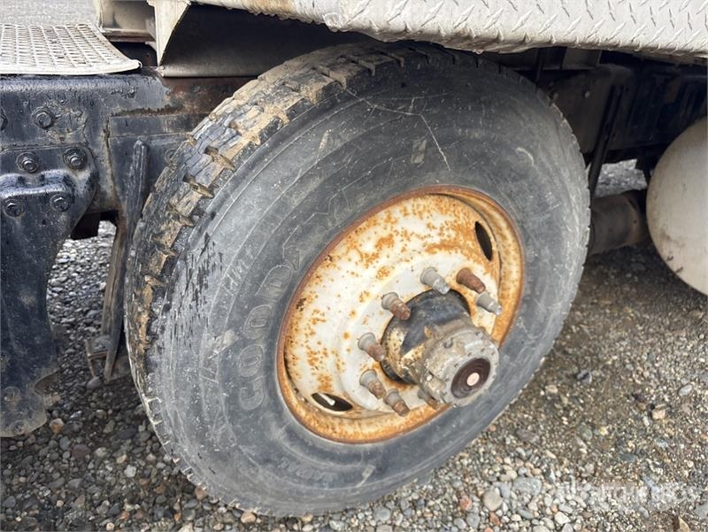 Kenworth WL900 8x4 Tri/A Sleeper Truck Tractor Vilcēji