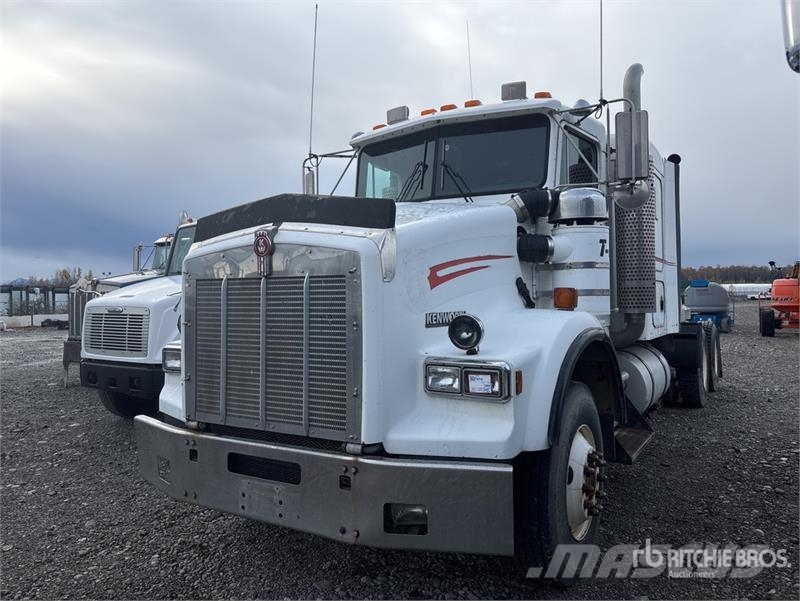 Kenworth WL900 8x4 Tri/A Sleeper Truck Tractor Vilcēji