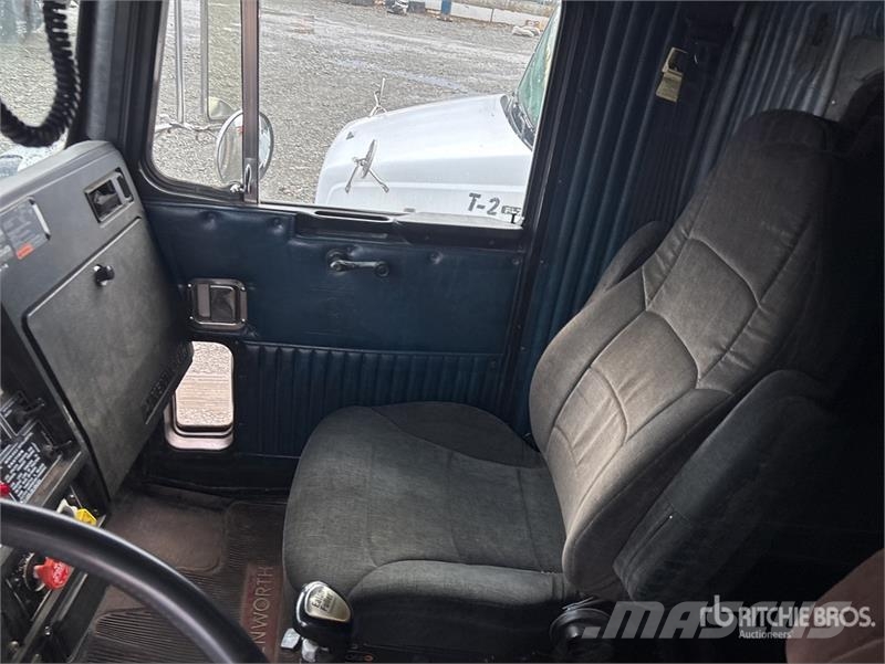 Kenworth WL900 8x4 Tri/A Sleeper Truck Tractor Vilcēji