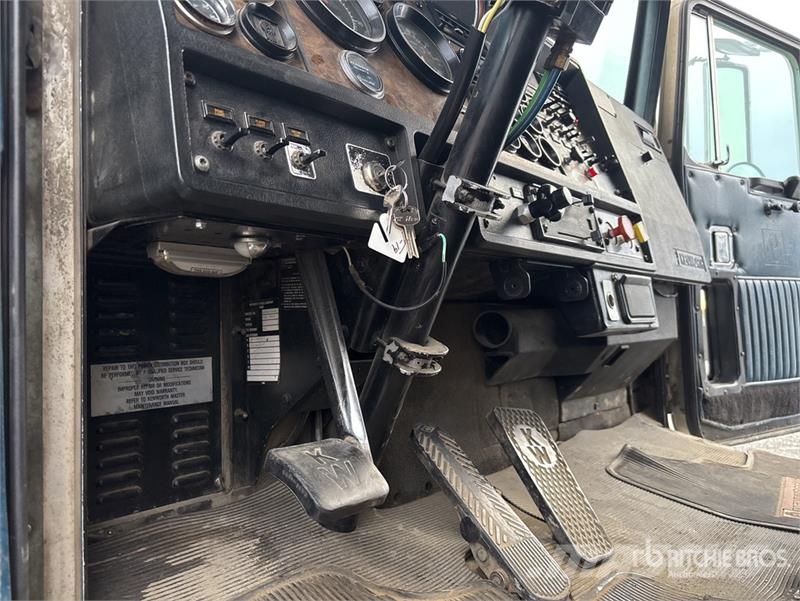 Kenworth WL900 8x4 Tri/A Sleeper Truck Tractor Vilcēji