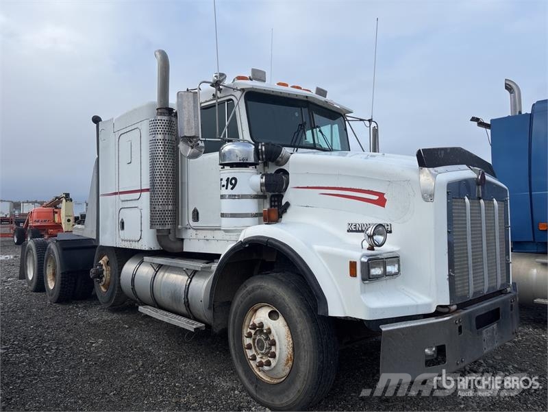 Kenworth WL900 8x4 Tri/A Sleeper Truck Tractor Vilcēji