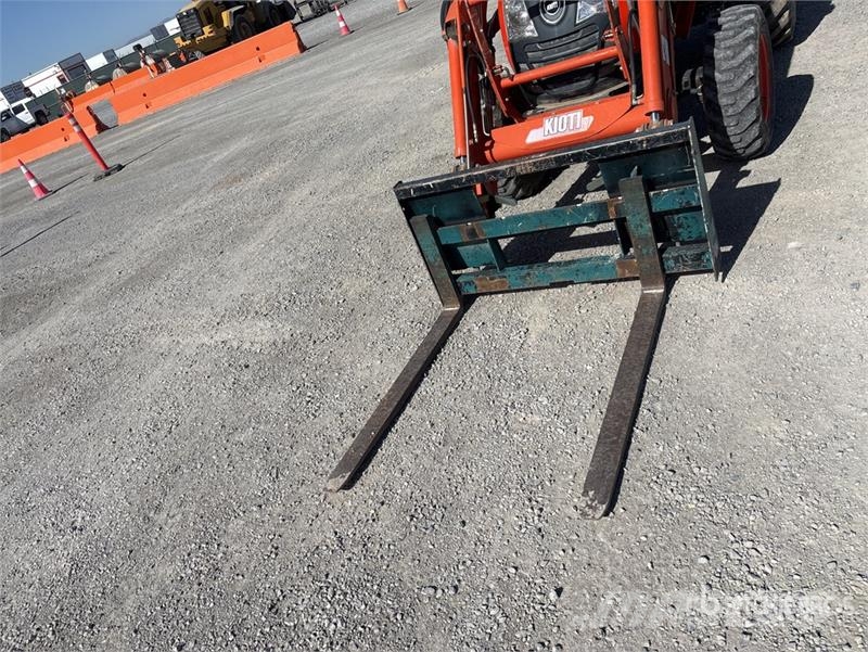 Kioti Utility Tractor جرارات مدمجة