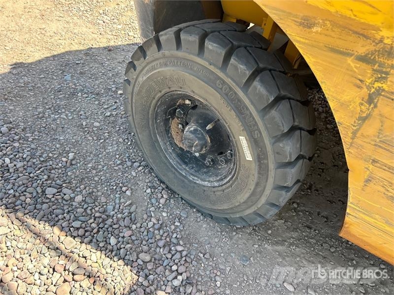 Komatsu FG25HT-16 4000 lb Cushion Tire Forklift Gaffeltrucker - Annet