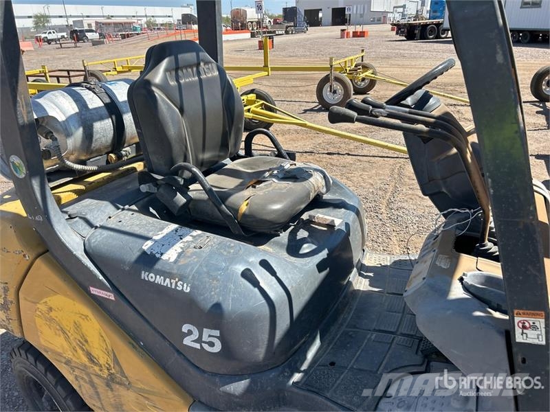 Komatsu FG25HT-16 4000 lb Cushion Tire Forklift Gaffeltrucker - Annet