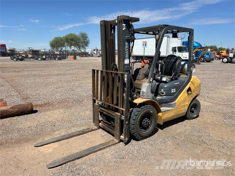 Komatsu FG25HT-16 4000 lb Cushion Tire Forklift Gaffeltrucker - Annet