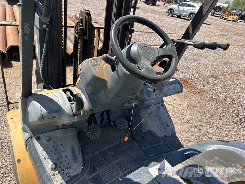 Komatsu FG25HT-16 4000 lb Cushion Tire Forklift Gaffeltrucker - Annet