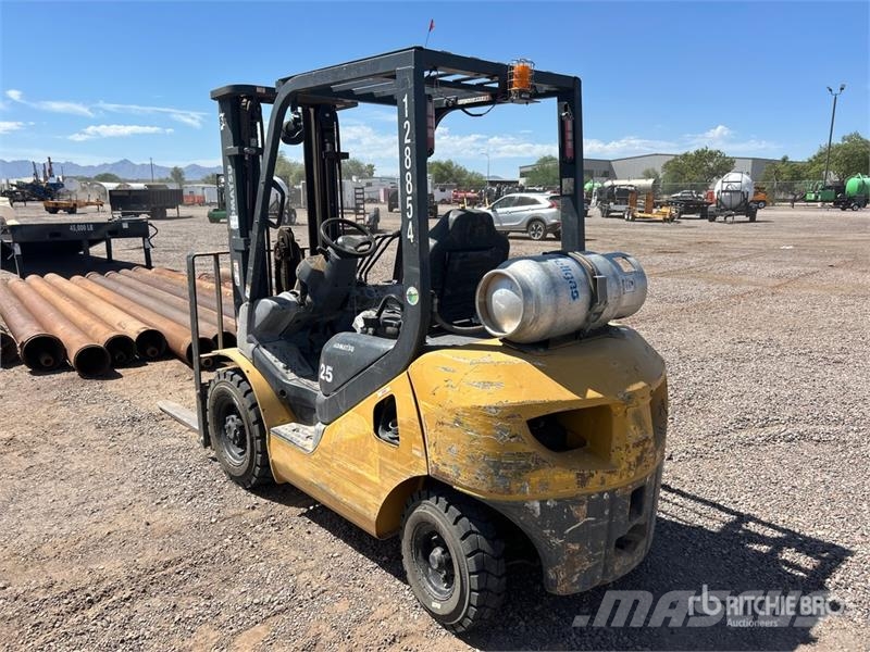 Komatsu FG25HT-16 4000 lb Cushion Tire Forklift Gaffeltrucker - Annet