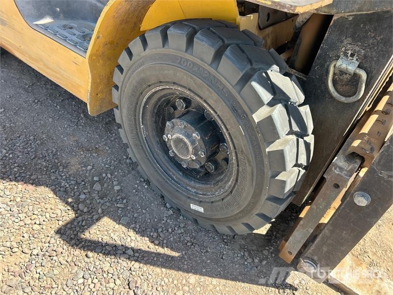 Komatsu FG25HT-16 4000 lb Cushion Tire Forklift Gaffeltrucker - Annet