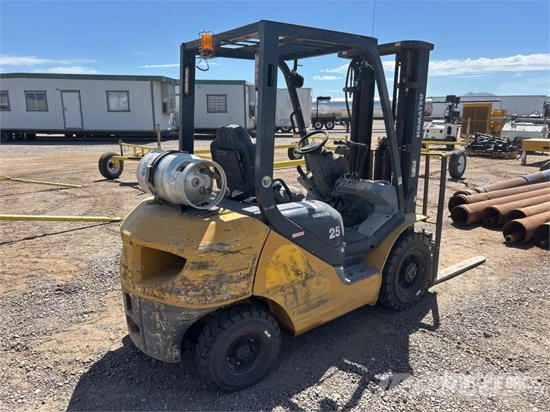 Komatsu FG25HT-16 4000 lb Cushion Tire Forklift Gaffeltrucker - Annet