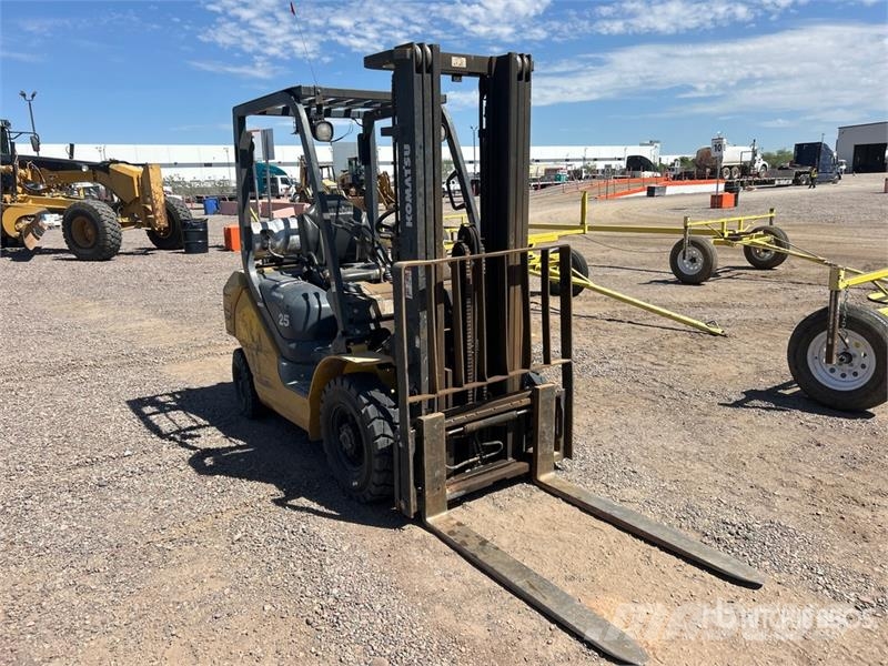 Komatsu FG25HT-16 4000 lb Cushion Tire Forklift Gaffeltrucker - Annet