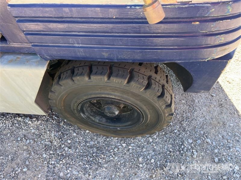 Komatsu FG30G11 3680 lb Cushion Tire Forklift (Inoperable) Autres Chariots élévateurs