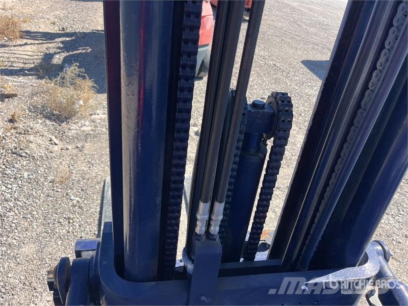 Komatsu FG30G11 3680 lb Cushion Tire Forklift (Inoperable) Autres Chariots élévateurs