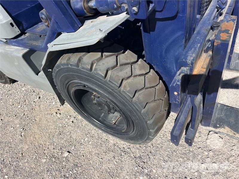Komatsu FG30G11 3680 lb Cushion Tire Forklift (Inoperable) Autres Chariots élévateurs