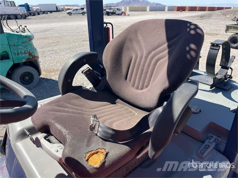 Komatsu FG30G11 3680 lb Cushion Tire Forklift (Inoperable) Autres Chariots élévateurs