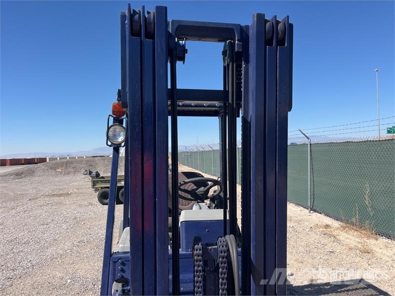 Komatsu FG30G11 3680 lb Cushion Tire Forklift (Inoperable) Autres Chariots élévateurs