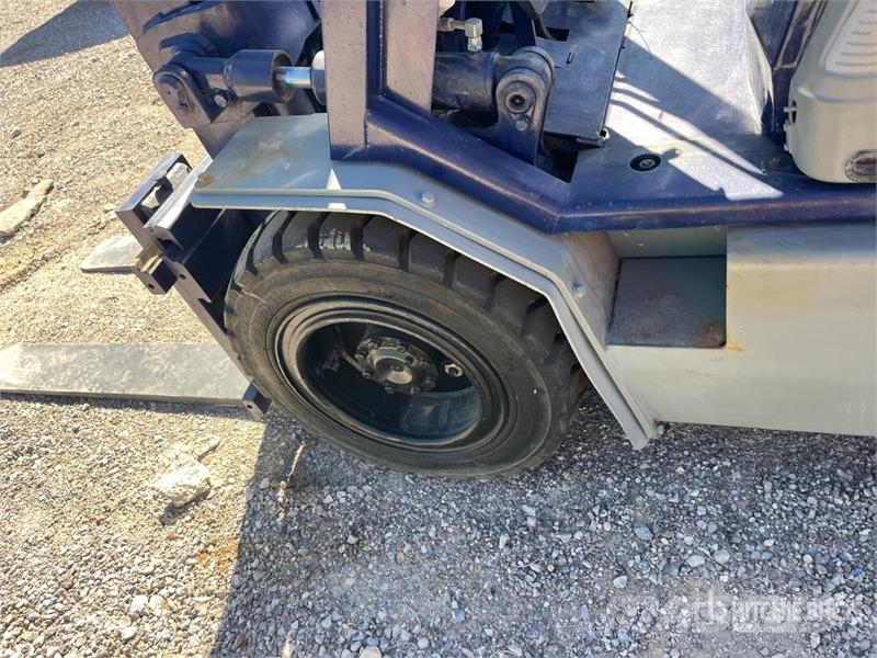 Komatsu FG30G11 3680 lb Cushion Tire Forklift (Inoperable) Autres Chariots élévateurs