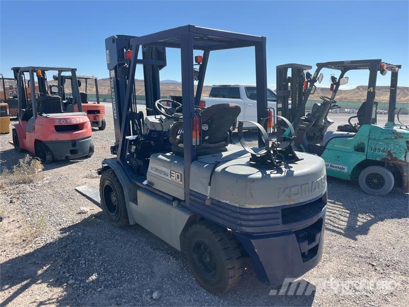 Komatsu FG30G11 3680 lb Cushion Tire Forklift (Inoperable) Autres Chariots élévateurs