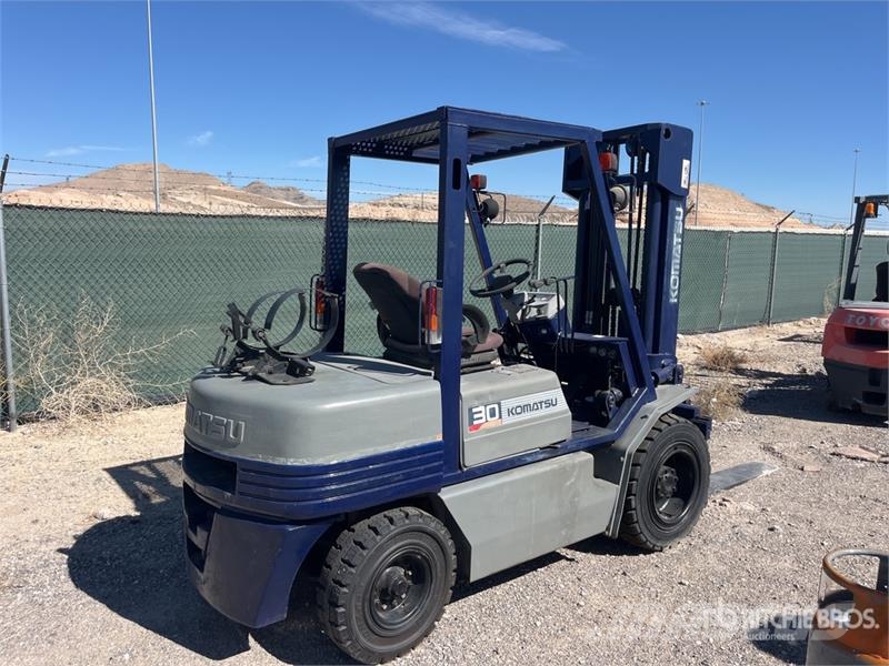 Komatsu FG30G11 3680 lb Cushion Tire Forklift (Inoperable) Autres Chariots élévateurs