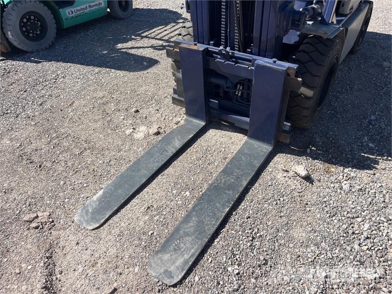 Komatsu FG30G11 3680 lb Cushion Tire Forklift (Inoperable) Autres Chariots élévateurs