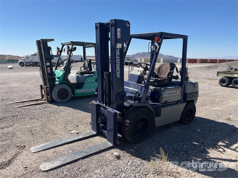 Komatsu FG30G11 3680 lb Cushion Tire Forklift (Inoperable) Autres Chariots élévateurs