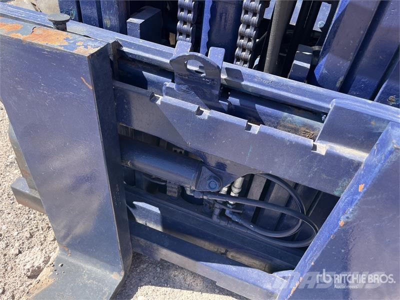 Komatsu FG30G11 3680 lb Cushion Tire Forklift (Inoperable) Autres Chariots élévateurs