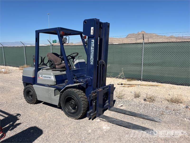 Komatsu FG30G11 3680 lb Cushion Tire Forklift (Inoperable) Autres Chariots élévateurs