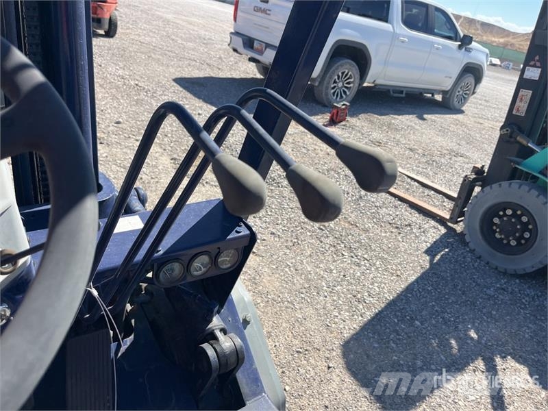 Komatsu FG30G11 3680 lb Cushion Tire Forklift (Inoperable) Autres Chariots élévateurs