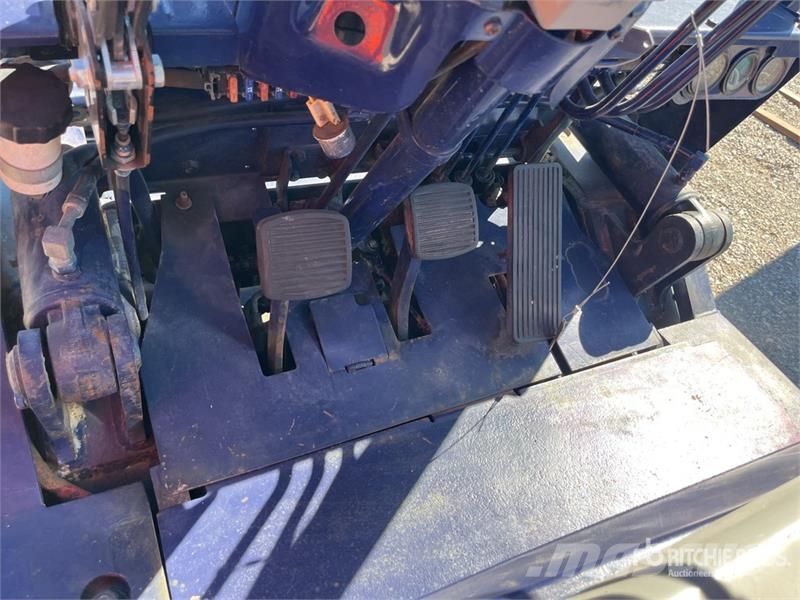 Komatsu FG30G11 3680 lb Cushion Tire Forklift (Inoperable) Autres Chariots élévateurs