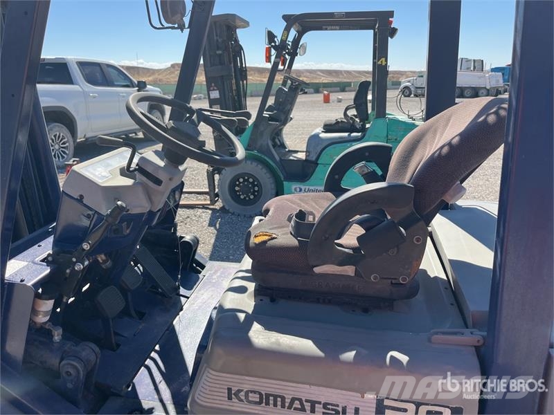 Komatsu FG30G11 3680 lb Cushion Tire Forklift (Inoperable) Autres Chariots élévateurs