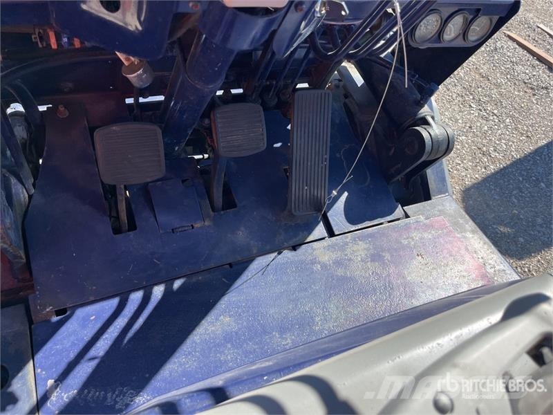 Komatsu FG30G11 3680 lb Cushion Tire Forklift (Inoperable) Autres Chariots élévateurs