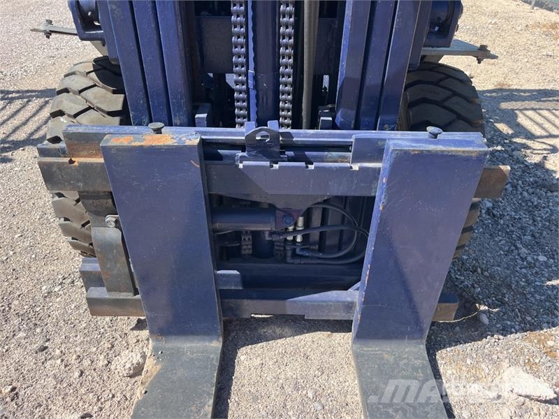 Komatsu FG30G11 3680 lb Cushion Tire Forklift (Inoperable) Autres Chariots élévateurs