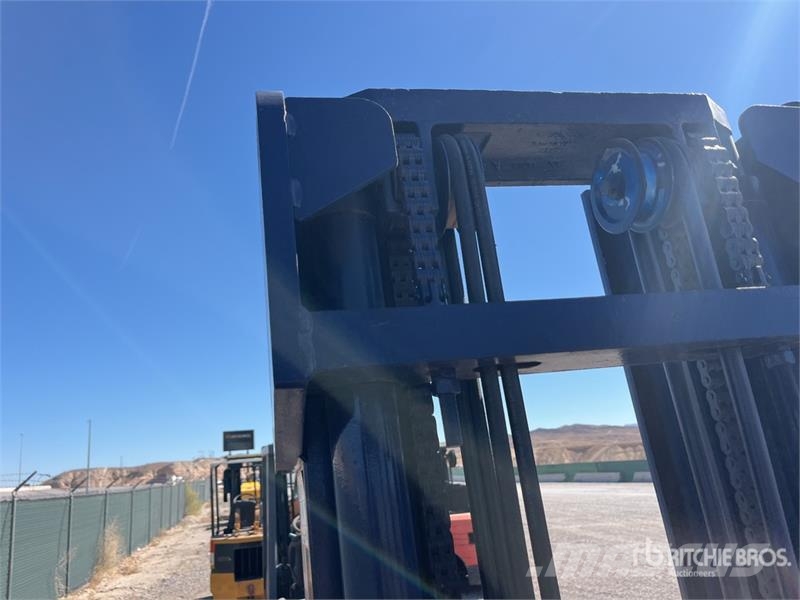 Komatsu FG30G11 3680 lb Cushion Tire Forklift (Inoperable) Autres Chariots élévateurs