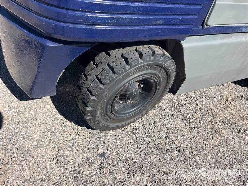 Komatsu FG30G11 3680 lb Cushion Tire Forklift (Inoperable) Autres Chariots élévateurs