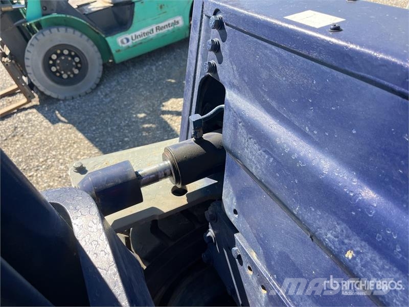 Komatsu FG30G11 3680 lb Cushion Tire Forklift (Inoperable) Autres Chariots élévateurs