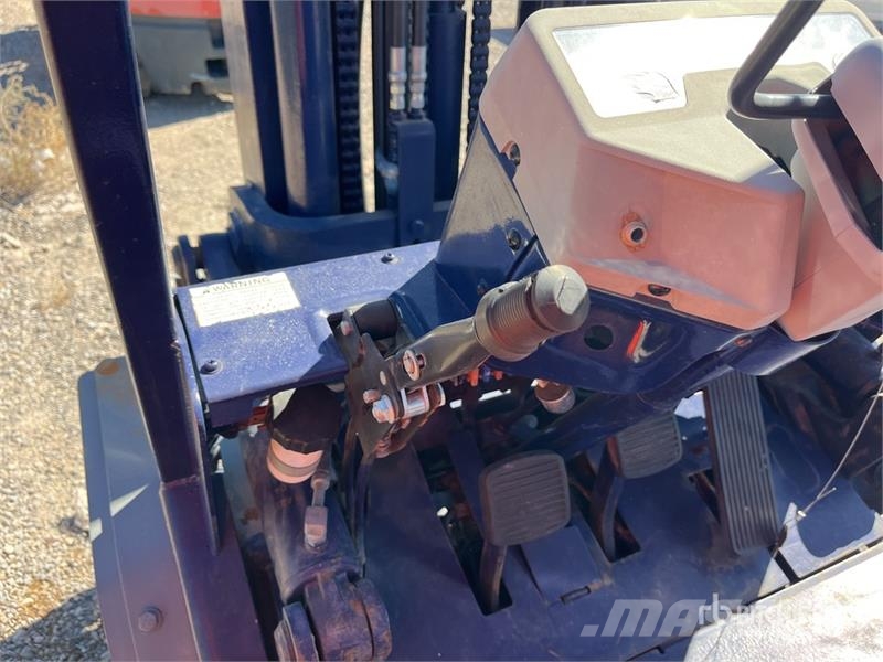 Komatsu FG30G11 3680 lb Cushion Tire Forklift (Inoperable) Autres Chariots élévateurs