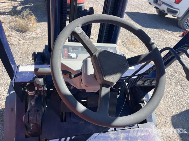 Komatsu FG30G11 3680 lb Cushion Tire Forklift (Inoperable) Autres Chariots élévateurs
