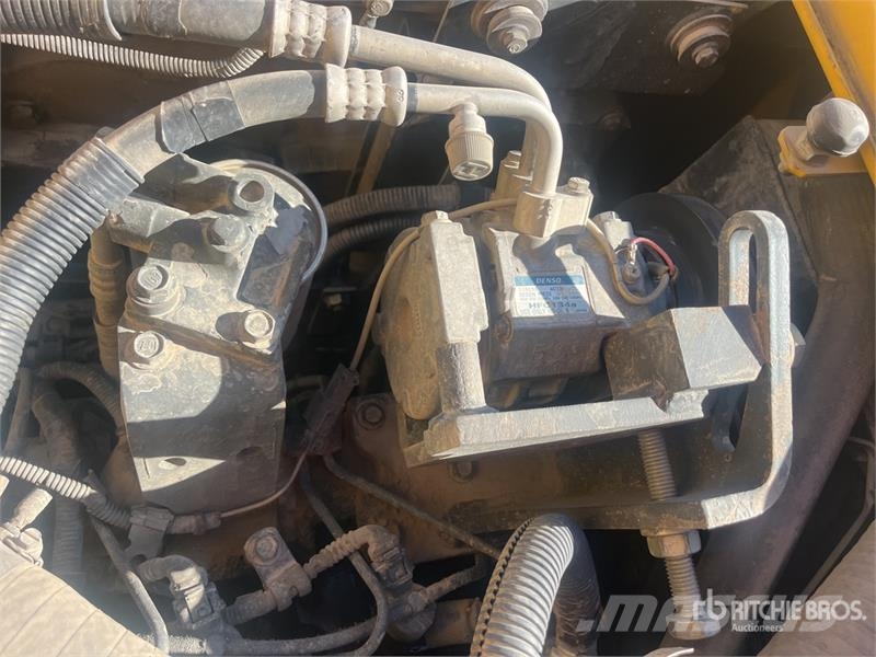 Komatsu PC138LC-10 حفارات زحافة